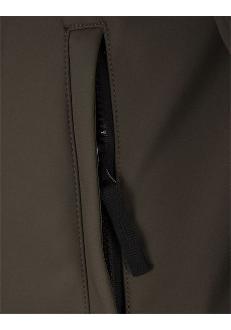 Giacca Con Cappuccio Blu In LIGHT SOFT SHELL-R_e.dye® TECHNOLOGY, RECYCLED POLYESTERGiacca Con Cappuccio Verde Militare In LIGHT SOFT SHELL-R_e.dye® TECHNOLOGY, RECYCLED POLYESTER STONE ISLAND | K1S154100090-S0A22V0054
